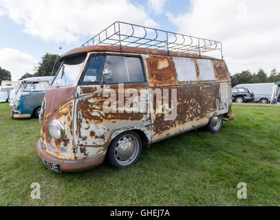 Rusty Volkswagen van de type 2 Banque D'Images