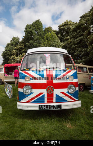 Une Volkswagen camping-avec un travail de peinture patriotique Union Jack ! Banque D'Images