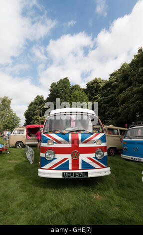 Une Volkswagen camping-avec un travail de peinture patriotique Union Jack ! Banque D'Images