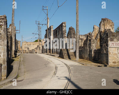 Oradour sur Glane war memorial village ruines, Haute Vienne, France rue principale de la ville. Banque D'Images