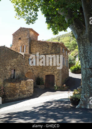 Maison traditionnel vieux de plusieurs siècles dans le petit village de Palairac, Corbières, dans le sud de la France Banque D'Images