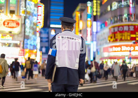 Policier japonais debout dans Shinjuku, Tokyo, Japon. Banque D'Images