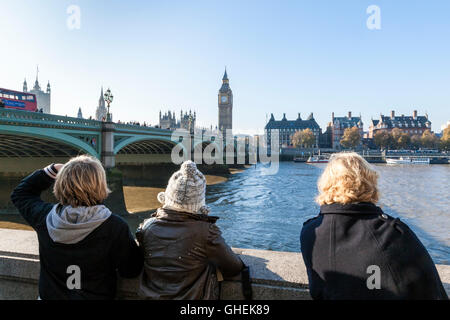 Les gens à la recherche sur la Tamise à Westminster Bridge, chambres du Parlement, Big Ben et Portcullis House, Londres, Angleterre, Royaume-Uni Banque D'Images