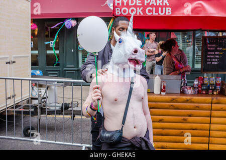 Waring homme tête chevaux tenant un ballon à Londres Gay Pride, LGBT 2016 fête du 10ème anniversaire Banque D'Images