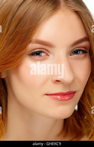 Visage de belle jeune femme avec des yeux bleus et des lèvres rouges. Portrait de beauté, peau fraîche. Maquillage naturel. Banque D'Images