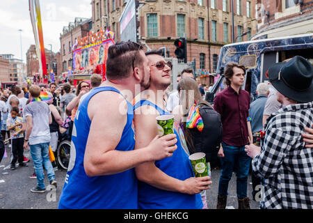 Leeds Gay Pride 2016, 10e anniversaire LGBT une célébration de la vie,amour,couleur,la liberté,la tolérance et la compréhension. Banque D'Images