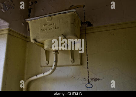 Chasse à l'ancienne à l'intérieur De Hall De Salis dans le Harperbury fermé complexe hospitalier. Banque D'Images