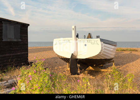 Un bateau de pêche traditionnel sur la plage à Suffolk Aldeburgh UK Banque D'Images