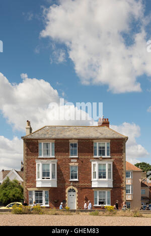 Ocean House guest house sur chemin escarpé Suffolk Aldeburgh UK Banque D'Images