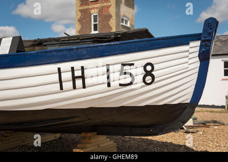 Un bateau de pêche traditionnel sur la plage à Suffolk Aldeburgh UK Banque D'Images