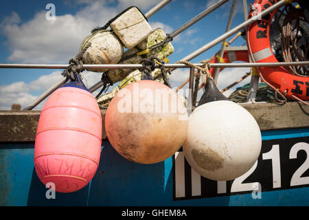 Un gros plan sur les bouées de pêche et flotte sur un bateau de pêche commerciale au Royaume-Uni Suffolk Aldeburgh Banque D'Images