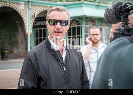 Un pilote de course de Formule Un Eddie Irvine sur le front de mer de Brighton. Banque D'Images