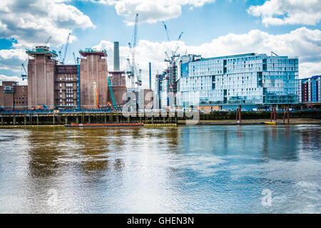 Surround grues le réaménagement de Battersea Power Station à Londres, Royaume-Uni Banque D'Images