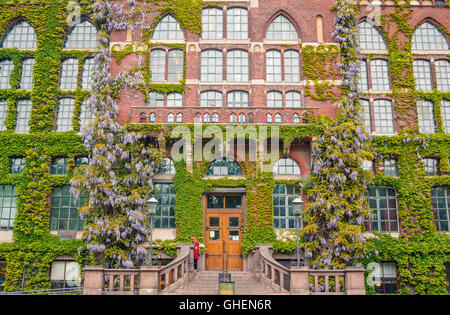 Un étudiant à l'grand escalier en face de la bibliothèque de l'université de Lund en Suède Banque D'Images