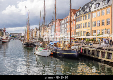 Maisons colorées et bateaux reflétant dans l'eau au port de Nyhavn à Copenhague Banque D'Images