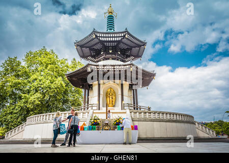 Le Jour commémoratif de l'Hiroshima à la Pagode de la paix bouddhiste dans Battersea Park, Londres, UK Banque D'Images