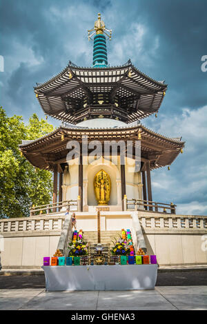 Le Jour commémoratif de l'Hiroshima à la Pagode de la paix bouddhiste dans Battersea Park, Londres, UK Banque D'Images