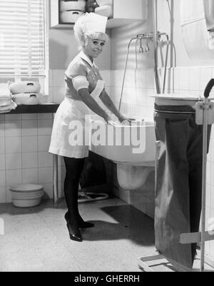 Poursuivre MÉDECIN UK 1967 Gerald Thomas BARBARA WINDSOR comme infirmière à l'hôpital, Sandra mai chambre d'écluse pendant le tournage. Regie : Gerald Thomas Banque D'Images