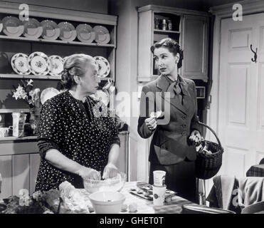 Contexte UK 1953 Daniel Birt scène cuisine : LILY KANN (Brownie), VALERIE HOBSON (Barbie Lomax) Régie : Daniel Birt Banque D'Images