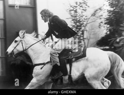 CUTTER Cutter'S WAY et d'Os USA 1981 Ivan Passer en dépit de ses blessures de guerre, estropié vétéran du Vietnam Alex Cutter (JOHN HEARD) monte un cheval à la rescousse de son ami. Regie : aka Ivan Passer. Cutter et d'Os Banque D'Images