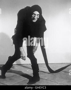 YOUNG FRANKENSTEIN USA 1974 Mel Brooks La spooky Igor (MARTY FELDMAN) est l'Auxiliaire du médecin dans le Château de Frankenstein. Regie : Mel Brooks Banque D'Images