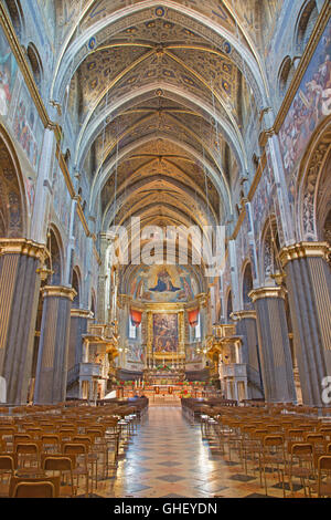 CREMONA, ITALIE - 25 MAI 2016 : La nef gothique de la Cathédrale avec les fresques renaissance. Banque D'Images