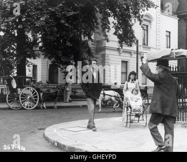 Les millions de POUND NOTE UK 1953 Ronald Neame Henry Adams (Gregory Peck) sur le trottoir. Regie : Ronald Neame Banque D'Images