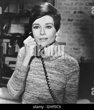 Attendre jusqu'à ce que DARK USA 1967 Terence Young Audrey Hepburn comme aveugle Susy Hendrix sur le téléphone. Regie : Terence Young Banque D'Images