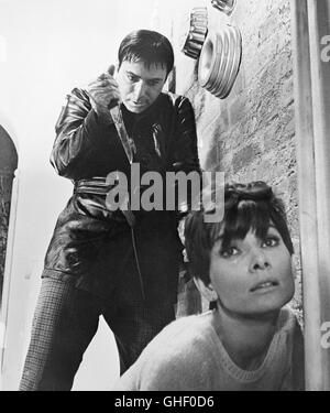 Attendre jusqu'à ce que DARK USA 1967 Terence Young ALAN ARKIN comme Harry Roat, Audrey Hepburn comme aveugle Susy Hendrix Regie : Terence Young Banque D'Images