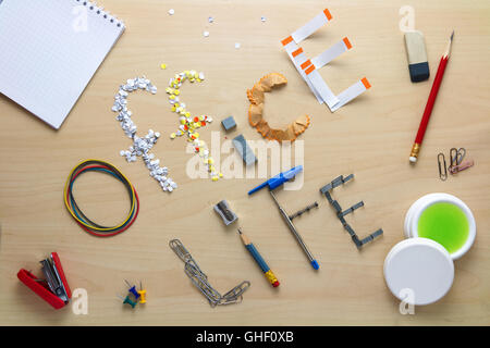 La vie au bureau d'inscription sur un bureau en bois aménagé de la papeterie. En semaine, du greffier. Routine quotidienne. Banque D'Images