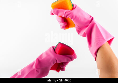 Gants en caoutchouc avec éponge sur un fond blanc Banque D'Images