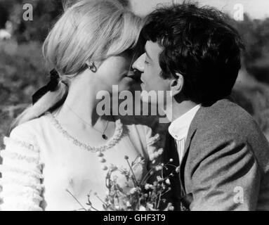 UN MONSIEUR DE COMPAGNIE Italien/Frankreich 1965 scène d'amour Philippe de Broca avec Catherine Deneuve (Isabelle) et JEAN-PIERRE CASSEL (Antoine) Regie : Philippe de Broca Banque D'Images