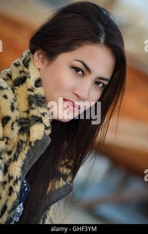 La fausse fourrure leopard print coat modèle asiatique style contemporain élégant mode femme girl portrait editorial Banque D'Images