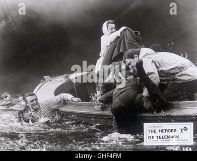 Les HÉROS DE TELEMARK UK 1965 Anthony Mann une scène d'action avec KIRK DOUGLAS (Rolf Pedersen), Richard Harris (Knut Straud) Régie : Anthony Mann Banque D'Images