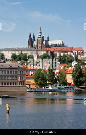 La Cathédrale Saint-Guy sur la colline, quartier Hradcany, la rivière Vltava et de navires à quai. Prague Banque D'Images