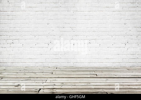 Texture de fond d'intérieur vide blanc avec mur de briques et de vieux plancher en bois gris Banque D'Images