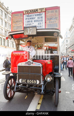 Général bus vétéran AEC K-type K424 faites en 1921 sur l'affichage à l'Regent Street Motor Show, London, UK. Banque D'Images