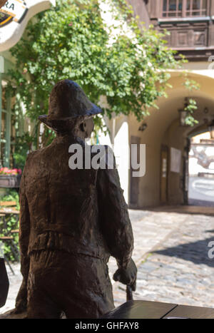 Vue depuis l'arrière de la statue d'un mineur,une partie de le Musée de la mine dans la ville Banska Stiavnica en Slovaquie. Cour d'un chambre wifi Banque D'Images