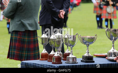 Coupes et trophées lors du Conseil de la ville de Lisburn et Castlereagh Pipe Band Championship 2016 Banque D'Images