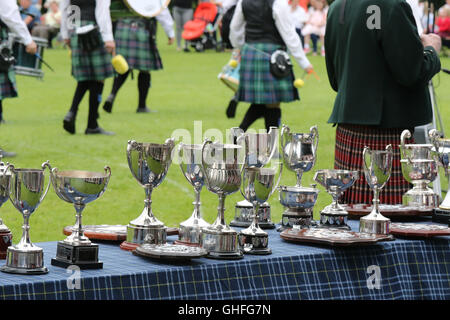 Coupes et trophées lors du Conseil de la ville de Lisburn et Castlereagh Pipe Band Championship 2016 Banque D'Images