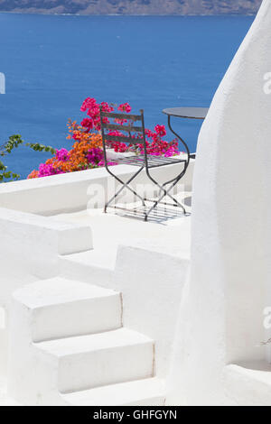 Maison blanchie à la chaux typique des Cyclades avec des bougainvilliers en fleurs en été, Santorini, Grèce