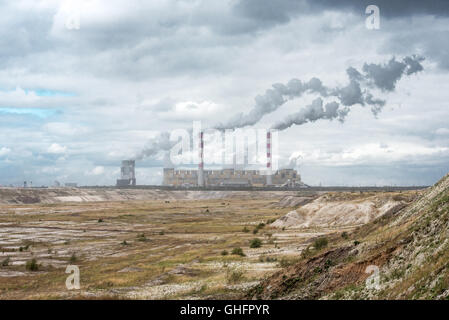 Danger de la fumée blanche centrale de charbon cheminée Banque D'Images