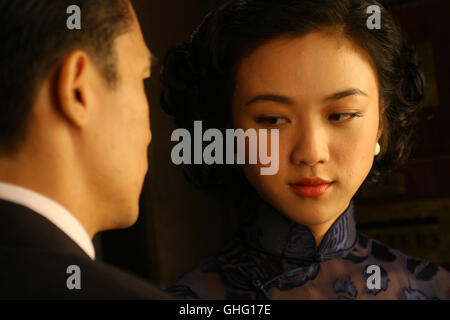 Gefahr und Begierde / TONY LEUNG (Yi) et TANG WEI (Wang Jiazhi/Mak Tai Tai) Régie : Ang Lee aka. Lust, Caution / Se, Jie Banque D'Images