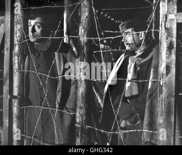 JEAN-PIERRE CASSEL (caporal), JACQUES JOUANNEAU (penche a gauche) Régie : Jean Renoir Banque D'Images