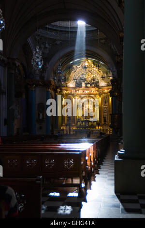 Lima - 10 mai : Bel intérieur d'une église catholique de Lima. 10 mai 2016 Lima au Pérou. Banque D'Images