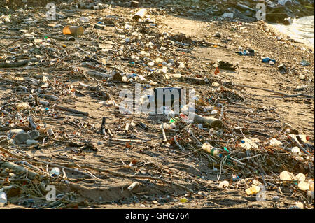 Voir d'ordures pour la plupart des bouteilles en plastique sur un cours d'eau dans la zone industrielle du New Jersey Banque D'Images