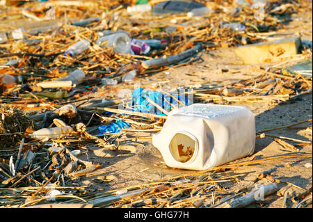 Voir d'ordures pour la plupart des bouteilles en plastique sur un cours d'eau dans la zone industrielle du New Jersey Banque D'Images