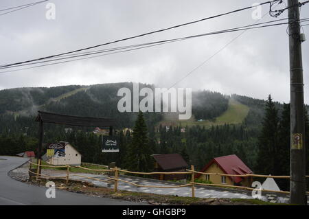 Le brouillard au-dessus de la pente dans une station de ski Banque D'Images