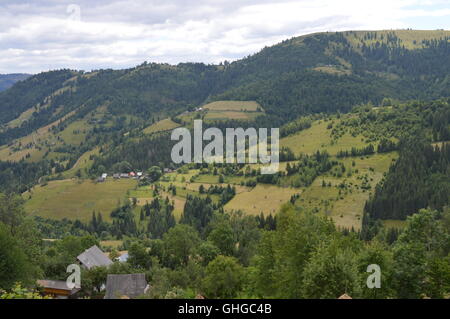 Un paysage d'un village dans les montagnes Banque D'Images