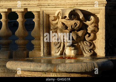 Fontaine en marbre grotesque au coucher du soleil, dans le parc public de la Villa Borghese, Rome Banque D'Images